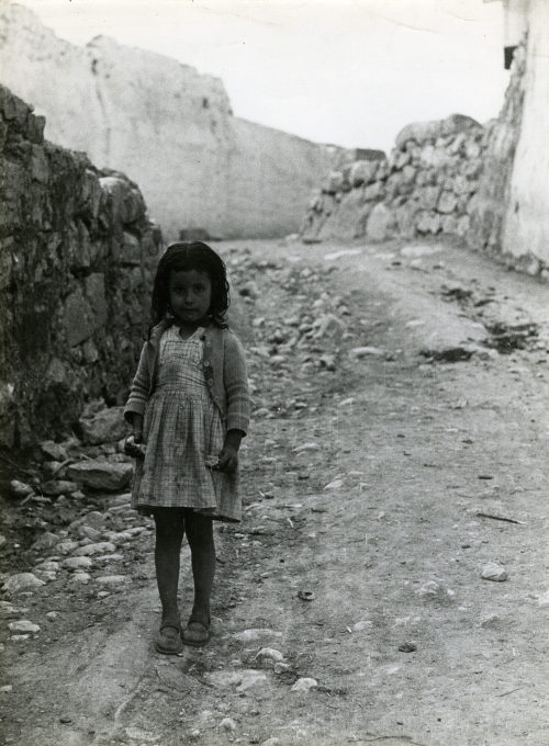 Dirk Alvermann (Fotograf*in), Junges Mädchen, Peñiscola, Spanien, 1957