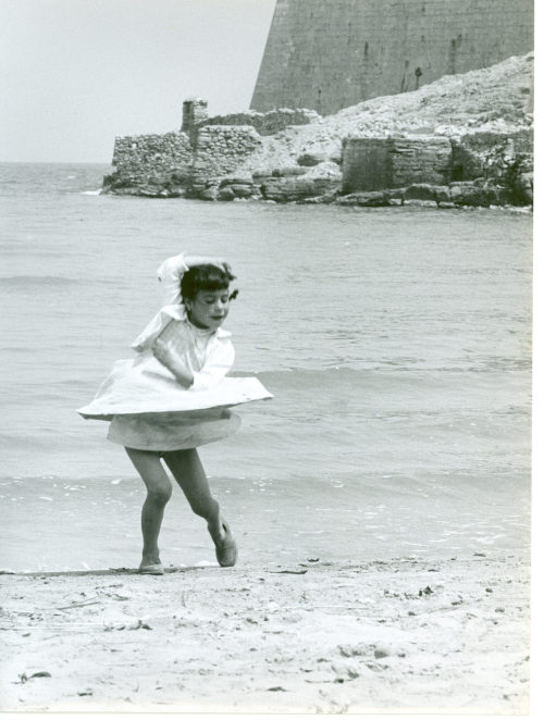 Dirk Alvermann (Fotograf*in), Ein Mädchen tanzt Flamenco am Morgen nach der Zirkusvorstellung, Peñiscola, Spanien, Mai 1957