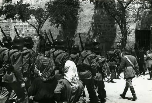 Dirk Alvermann (Fotograf*in), Die Garnison marschiert bewaffnet in die Kirche, Toledo, 1957