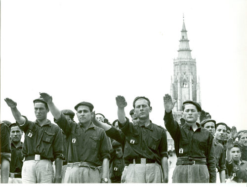 Dirk Alvermann (Fotograf*in), Faschistengruß der Falange-Jugend zum Gedenken an die "Helden des Alcazar" in Toledo, Mai 1957