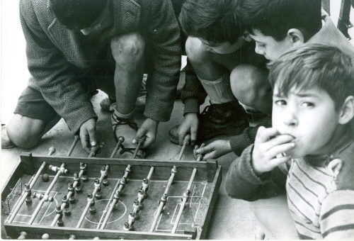 Dirk Alvermann (Fotograf*in), Tischfussball, Barcelona, 1957