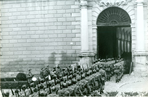 Dirk Alvermann (Fotograf*in), Marschformation von Rekruten zur Sonntagsmesse in der GarnisonsKirche von Toledo, Mai 1957