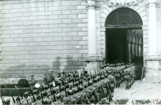 Marschformation von Rekruten zur Sonntagsmesse in der GarnisonsKirche von Toledo