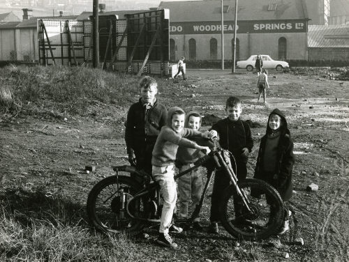 Dirk Alvermann (Fotograf*in), Trümmerfeld als Spielfläche für Kinder, Sheffield, 1965