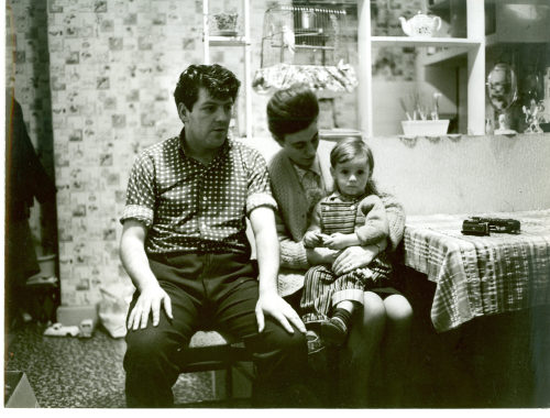 Dirk Alvermann (Fotograf*in), Feierabend im Familienkreis, Sheffield, 1965