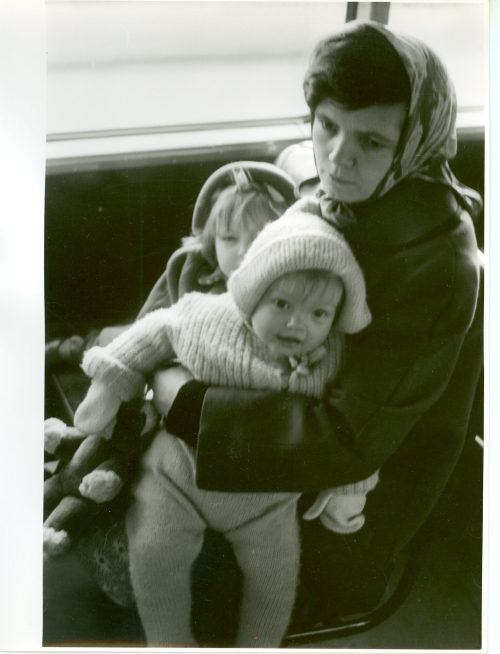 Dirk Alvermann (Fotograf*in), Die Frau von der Stanze mit Kleinkindern, Sheffield, 1965