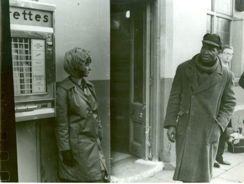 Dirk Alvermann (Fotograf*in), Frau mit Lockenwicklern an der Bushaltestelle, Sheffield, 1965