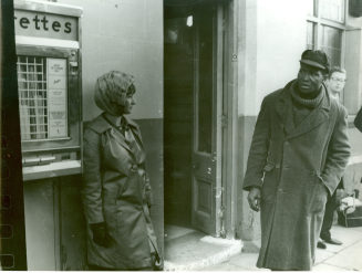 Frau mit Lockenwicklern an der Bushaltestelle, Sheffield