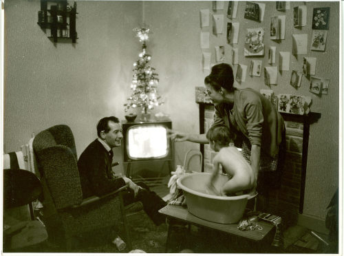 Dirk Alvermann (Fotograf*in), Familienidylle mit Weihnachtsbaum, Sheffield, 1965