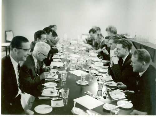 Dirk Alvermann (Fotograf*in), Lunch in der Chefetage der Firma Wilkinson, Sheffield, 1965