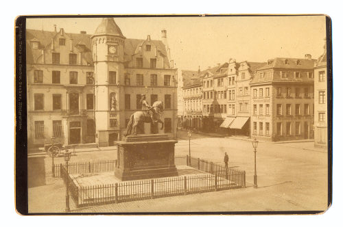 Unbekannt (Fotograf*in), Rathaus mit Jan-Wellem-Denkmal, Düsseldorf, um 1870