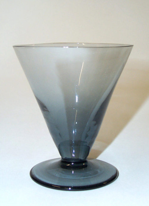 Gerard Muller (Entwurf), Fußbecher aus violettgrauem Glas, um 1924–1929