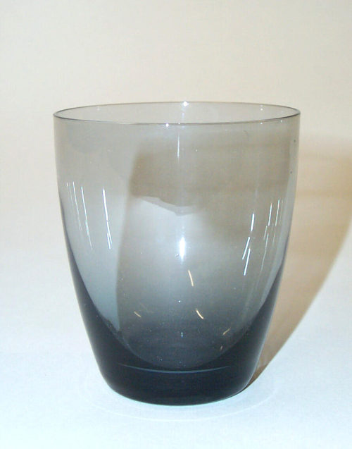 Gerard Muller (Entwurf), Becher aus violettgrauem Glas, um 1924–1929