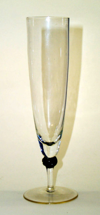 Stengelglas mit schwarzem Nodus