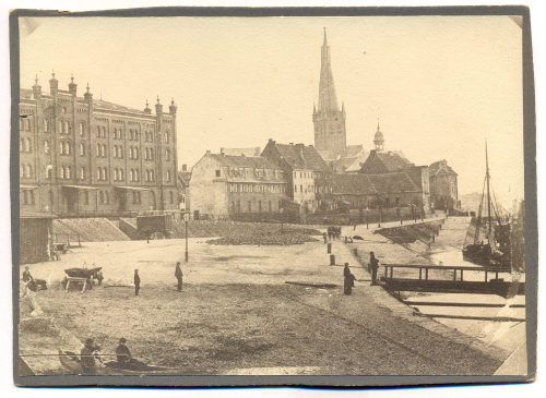 Unbekannt (Fotograf*in), Rheinwerft und Lagerhaus, 1870