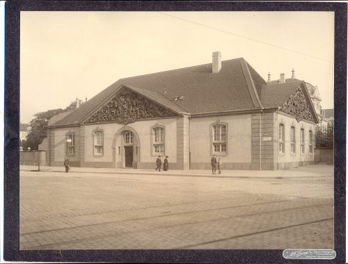 Alb. Lange (Fotograf*in), Pempelforter Straße mit Marstallgiebel, Düsseldorf, nach 1910