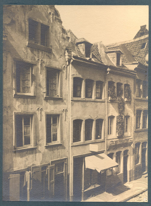 Dr. Erwin Quedenfeldt (Fotograf*in), Düsseldorf, Alte Häuser in der Kurzestr., um 1910