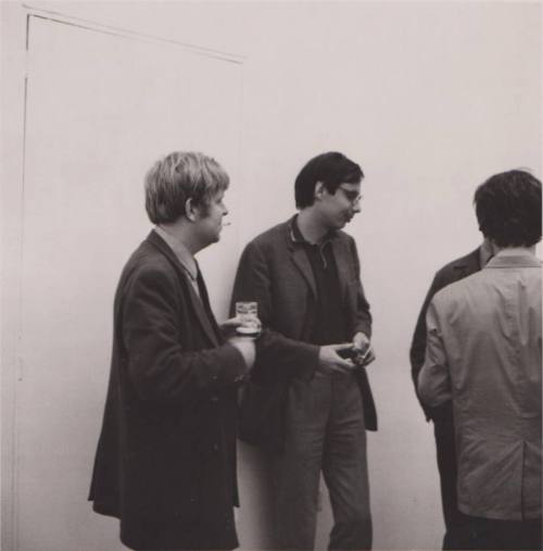 Manfred Leve (Fotograf*in), Eröffnung der Ausstellung von Jan Dibbets in der Galerie Konrad Fischer, Düsseldorf, August 1968, 1968