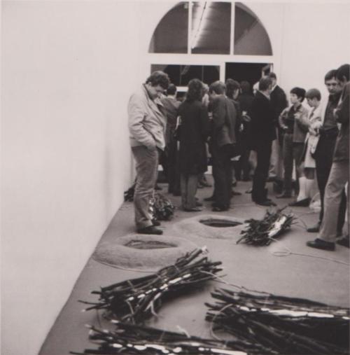 Manfred Leve (Fotograf*in), Eröffnung der Ausstellung J. Dibbets in der Galerie Konrad Fischer, Düsseldorf, August 1968, 1968