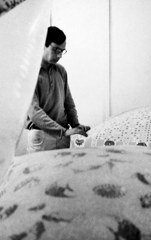 Manfred Leve (Fotograf*in), Konrad Lueg im Atelier, Düsseldorf, Poststraße, August 1967