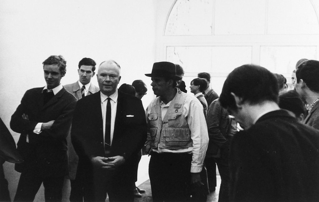 Eröffnung der Ausstellung von Carl André in der Galerie Konrad Fischer, Düsseldorf. Gustav  Adolf Baum (neben Beuys), Joseph Beuys