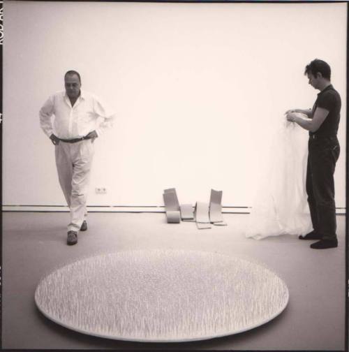 Erika Kiffl (Fotograf*in), Aufbau Lichtraum (Hommage à Fontana) von Günther Uecker, Otto Piene und Heinz Mack, Kunstmuseum Düsseldorff: Lichtscheibe von Günther Uecker. Günther Uecker und Günther Thorn, 1992