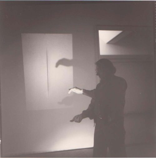 Erika Kiffl (Fotograf*in), Aufbau Lichtraum (Hommage à Fontana) von Günther Uecker, Otto Piene und Heinz Mack, Kunstmuseum Düsseldorf. Otto Piene, 1992