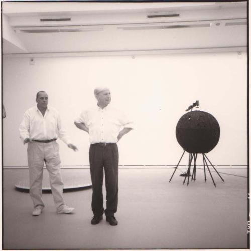 Erika Kiffl (Fotograf*in), Aufbau Lichtraum (Hommage à Fontana) von Günther Uecker, Otto Piene und Heinz Mack, Kunstmuseum Düsseldorf. Lichtkugel von Otto Piene. Günther Uecker und Heinz Mack, 1992