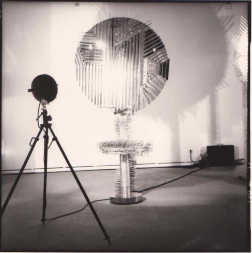 Erika Kiffl (Fotograf*in), Aufbau Lichtraum (Hommage à Fontana) von Günther Uecker, Otto Piene und Heinz Mack, Kunstmuseum Düsseldorf, 1992