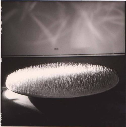 Erika Kiffl (Fotograf*in), Lichtraum (Hommage à Fontana) von Günther Uecker, Otto Piene und Heinz Mack, Kunstmuseum Düsseldorf. Lichtscheibe von Günther Uecker, 1992