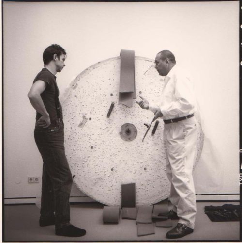 Erika Kiffl (Fotograf*in), Lichtraum (Hommage à Fontana) von Günther Uecker, Otto Piene und Heinz Mack, Kunstmuseum Düsseldorf. Günther Uecker und Günther Thorn, 1992