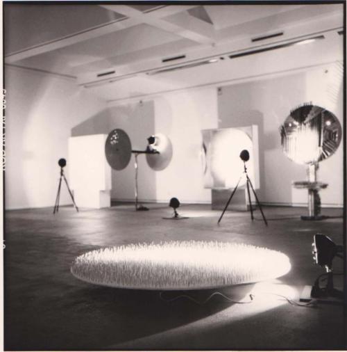 Erika Kiffl (Fotograf*in), Lichtraum (Hommage à Fontana) von Günther Uecker, Otto Piene und Heinz Mack, Kunstmuseum Düsseldorf, 1992