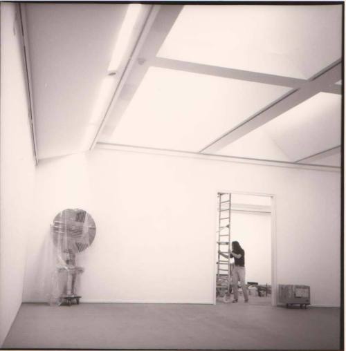 Erika Kiffl (Fotograf*in), Aufbau Lichtraum (Hommage à Fontana) von Günther Uecker, Otto Piene und Heinz Mack, Kunstmuseum Düsseldorf, 1992