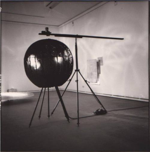 Erika Kiffl (Fotograf*in), Aufbau, ZERO-Raum, Kunstmuseum Düsseldorf: Otto Piene ("Lichtkugel", 1960), 1992