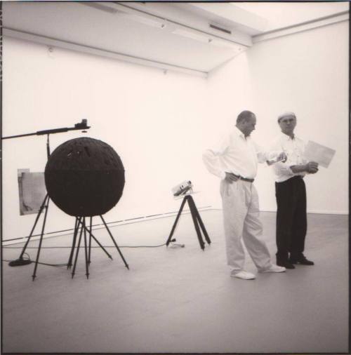 Erika Kiffl (Fotograf*in), Aufbau, ZERO-Raum, Kunstmuseum Düsseldorf: Günther Uecker und Heinz Mack, 1992