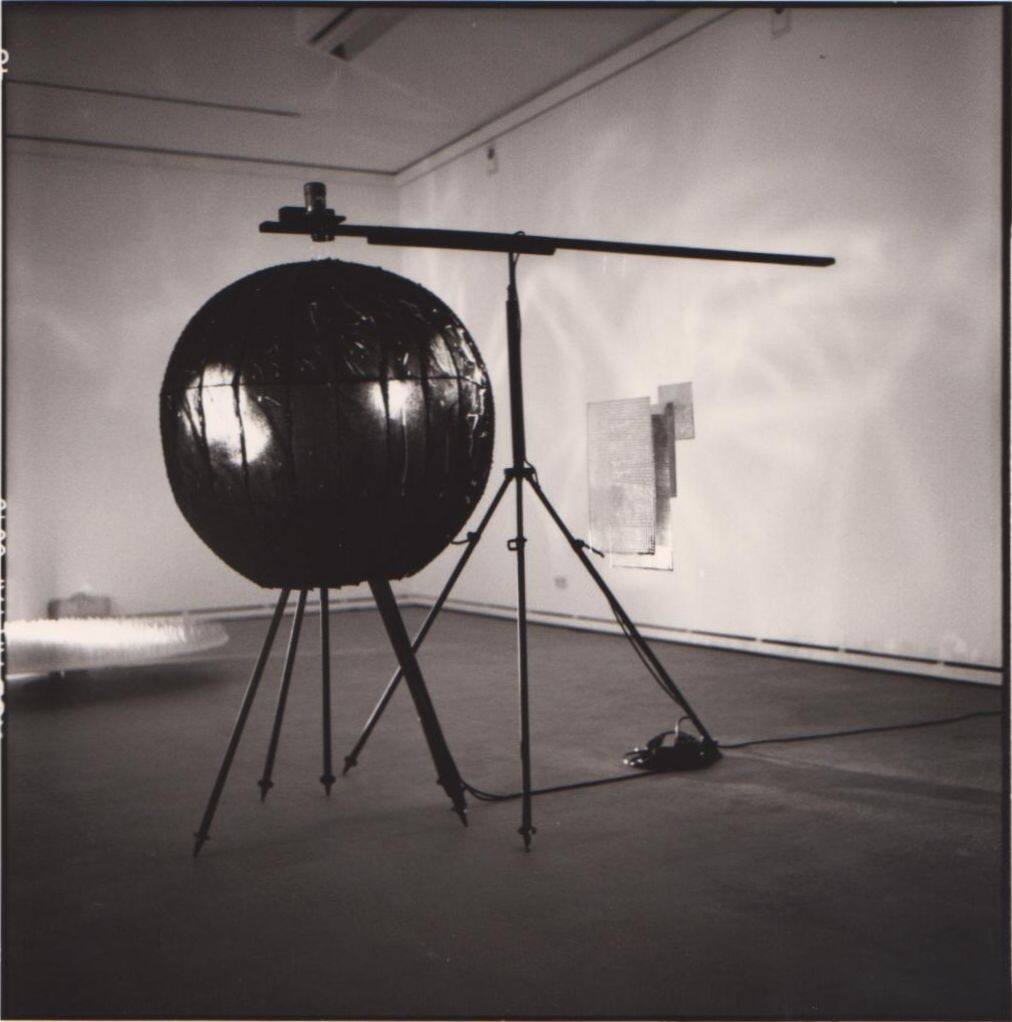 Aufbau, ZERO-Raum, Kunstmuseum Düsseldorf (Otto Piene: "Lichtkugel", 1960)