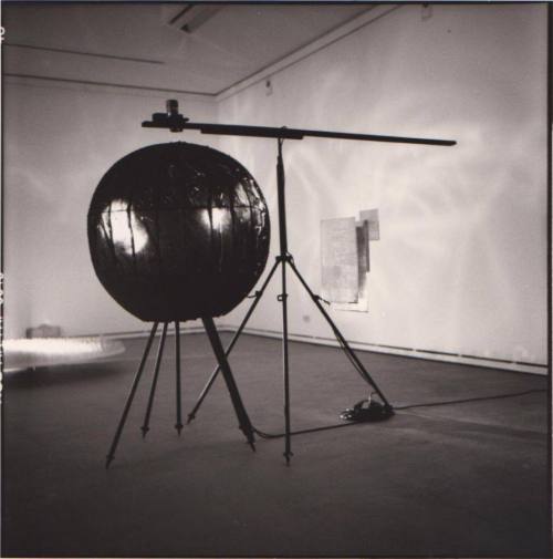 Erika Kiffl (Fotograf*in), Aufbau, ZERO-Raum, Kunstmuseum Düsseldorf (Otto Piene: "Lichtkugel", 1960), 1992