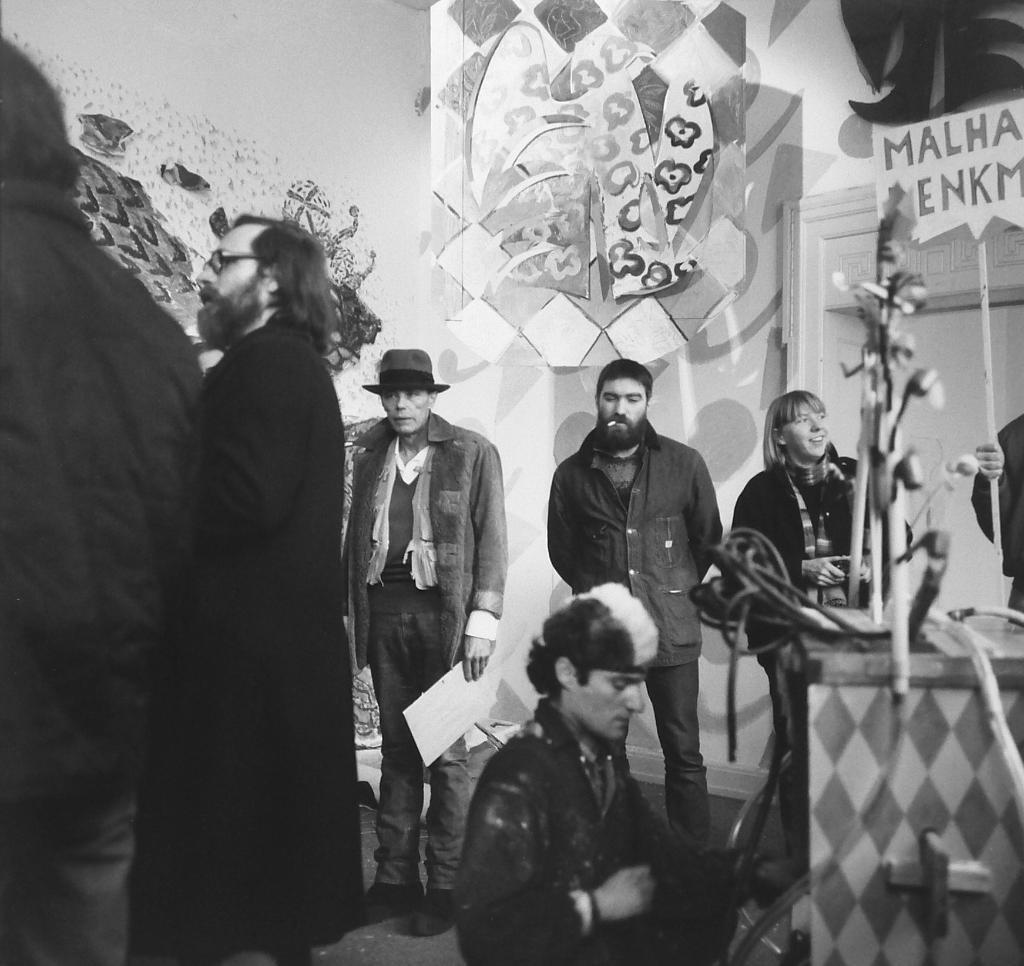 Ausstellung "Der letzte Schrei" im Malhaus Düsseldorf, v. l. n. r.: Stephan von Wiese, Joseph Beuys, Robert Kunth, Silke Leverkühne, Horst Gläsker. Horst Gläsker spielt auf seinem "Luxusharmonium", darüber hängt Gläskers Mobile "Adler zur Vertreibung der bösen Geister"