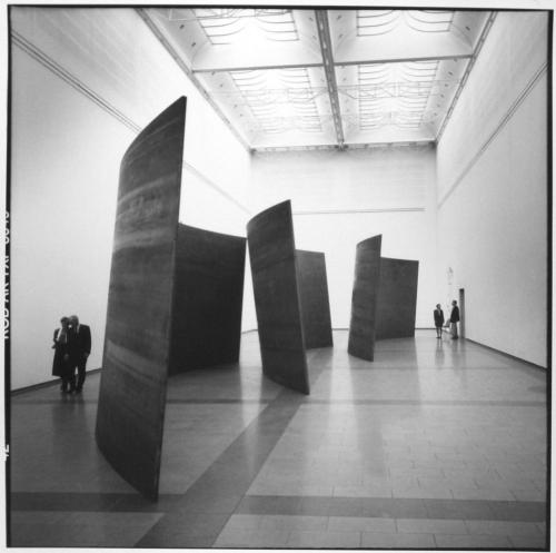 Erika Kiffl (Fotograf*in), Richard Serra, Aufbau der Ausstellung "running arches", Kunstsammlung NRW, Düsseldorf, 1992