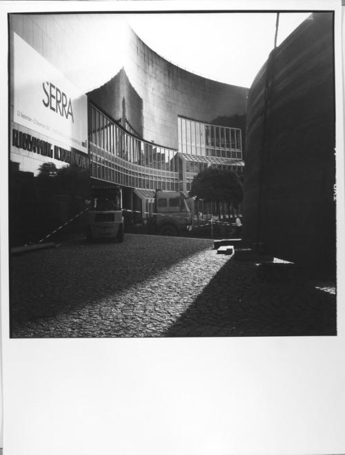 Erika Kiffl (Fotograf*in), Richard Serra, Aufbau der Ausstellung "running arches", Kunstsammlung NRW, Düsseldorf, 1992