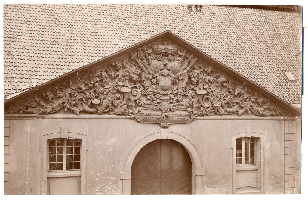 Giebel des Marstalls, neben dem Schloß Jägerhof, Düsseldorf