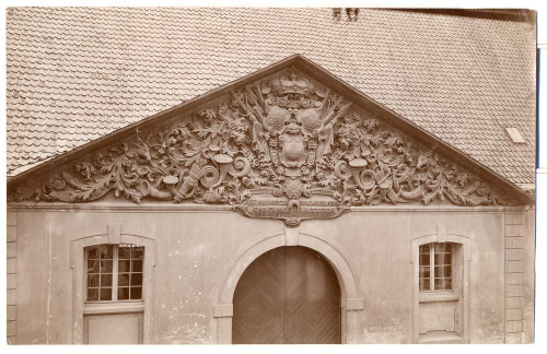 Unbekannt (Fotograf*in), Giebel des Marstalls, neben dem Schloß Jägerhof, Düsseldorf, um 1900