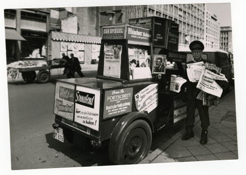 Ruth Lauterbach-Baehnisch (Fotograf*in), Straßenverkauf der Spätausgabe in der Steinstraße, 1950er Jahre