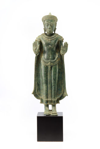 Stehender Buddha auf Plinthe