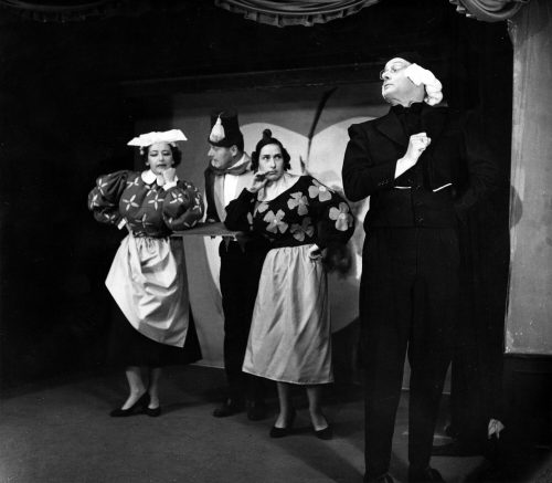 Liselotte Strelow (Fotograf*in), Panne et circenses oder Kleine Brötchen - große Spiele, 1957