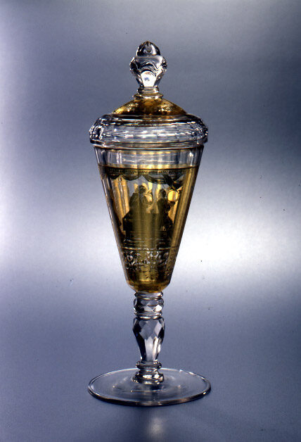 Unbekannt (Ausführung), Zwischengoldglas-Deckelpokal mir Darstellung einer Tischgesellschaft und Musikanten, 1730–1740