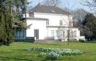 Blick auf die Rückfront der Villa. Die Flächen rund um das Herrenhaus wurden als weiträumige, g ...