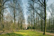 Blick von der Lindenallee auf die Rückseite der Kapelle