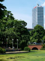 Blick über den Schwanenspiegel im Hintergrund das ehemalige Mannesmann-Hochhaus, heute Vodafon.