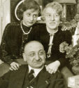 Gisela Wolf (links oben) mit ihren Eltern Otto und Frieda Wolf, 1938, Fotograf unbekannt